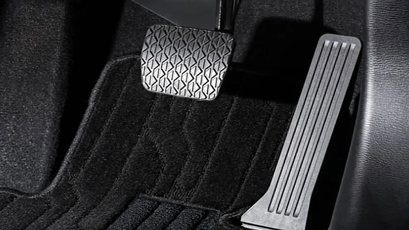 لماذا ترتفع دواسة المكابح عن دواسة الوقود في السيارة؟