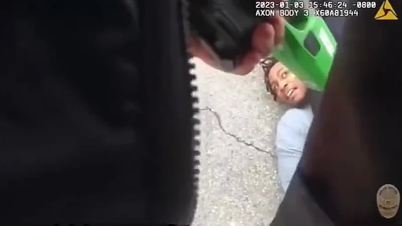 بالفيديو.. لحظة استخدام شرطي مسدسًا صاعقًا ضد رجل توفي بعد ساعات