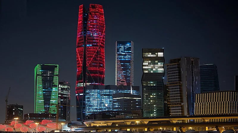 صور.. معالم الرياض تحتفي بزيارة السلطان هيثم بن طارق