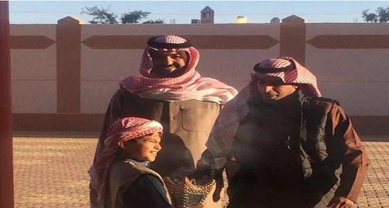 بالصور.. عضو باتحاد الكرة يشجع ولديه على استقبال المعلمين والطلاب بالحلوى