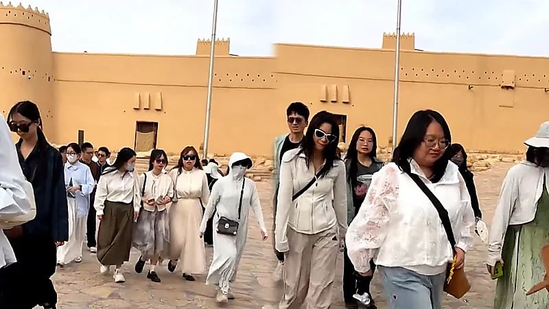 أعداد كبيرة من السياح الصينيين يستمتعون بأجواء الرياض.. فيديو