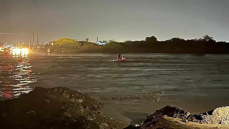 إنقاذ شخصين احتجزتهما السيول في جازان