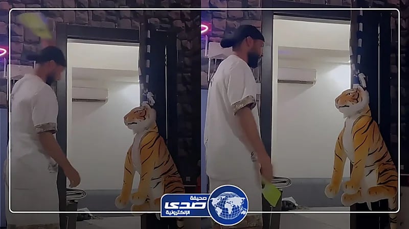 مشجع اتحادي يضرب دمية على شكل نمر ويحدثها: كم مرة قولت لك ما تقدر للهلال .. فيديو