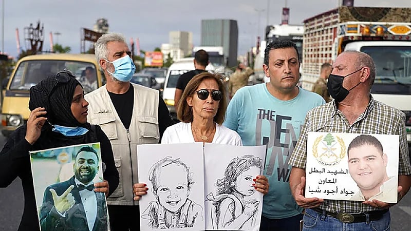 لبنانيون يتظاهرون أمام منزل وزير العدل ويقرعون بابه