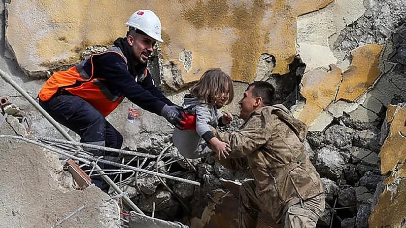 استشاري يوضح كيف استطاع الناجين من الزلزال البقاء أحياء تحت الأنقاض