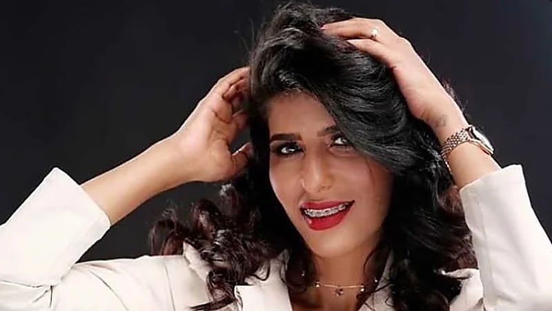 أروى عمر تثير جدلاً واسعًا بين متابعيها حول انفصالها برسائل غامضة