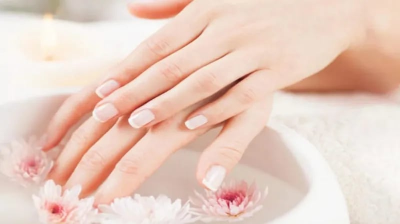 خلطات طبيعية للحصول على أظافر قوية خلال فصل الصيف