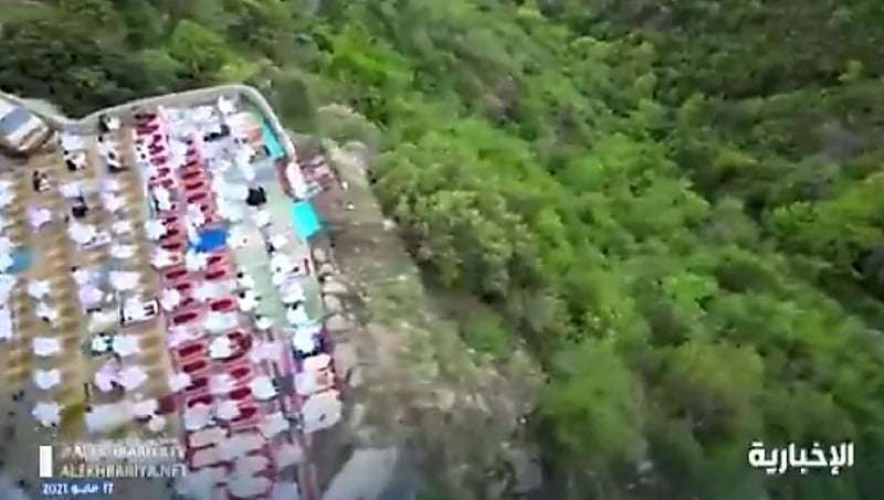 بالفيديو.. قصة المصلى المعلق في فيفاء