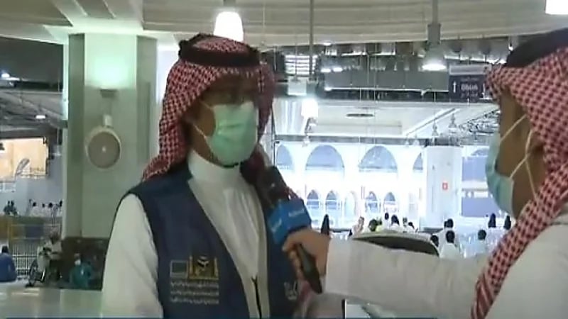 بالفيديو.. 10 روبوتات بنظام تحكم آلي لتعقيم المسجد الحرام