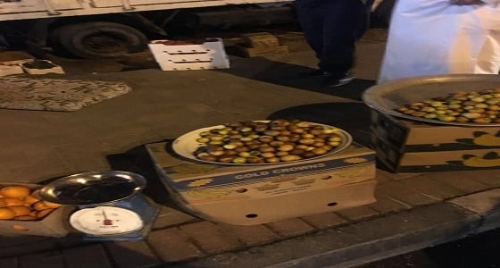بالصور.. مصادرة بضائع الباعة الجائلين بالدمام