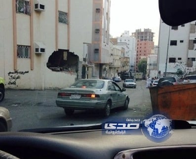 بالصور.. قلاب يصدم عدة سيارات بمكة ويخترق جدار منزل إثر تعطل الفرامل