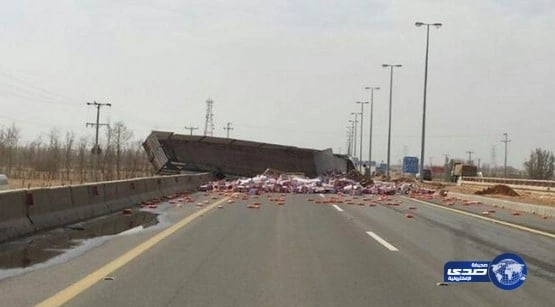 انقلاب تريلا عصائر يغلق الطريق الدولي في طبرجل