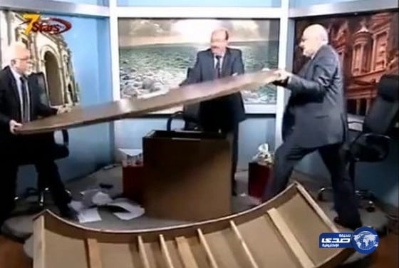 بالفيديو .. مشاجرة عنيفة وتحطيم الاستديو على الهواء !!