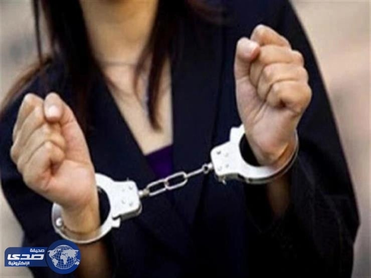 فتاة و3 عاطلين يستدرجون مهندسًا ويصورونه عاريًا