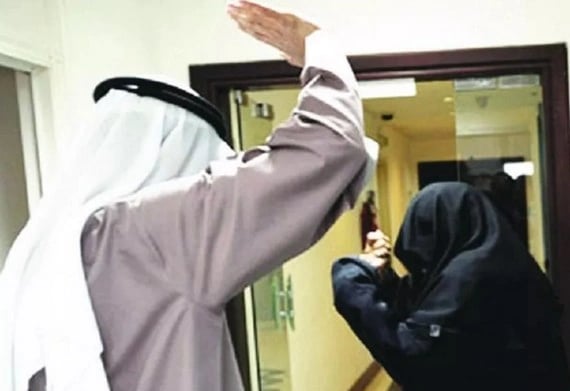 بالفيديو..صرخات سيدة تتعرض للضرب..وتويتر يشتعل " انقذوا معنفة أبها "