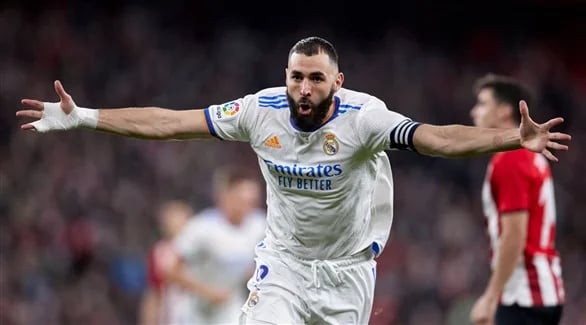 بنزيما يعطّل حساباته على مواقع التواصل