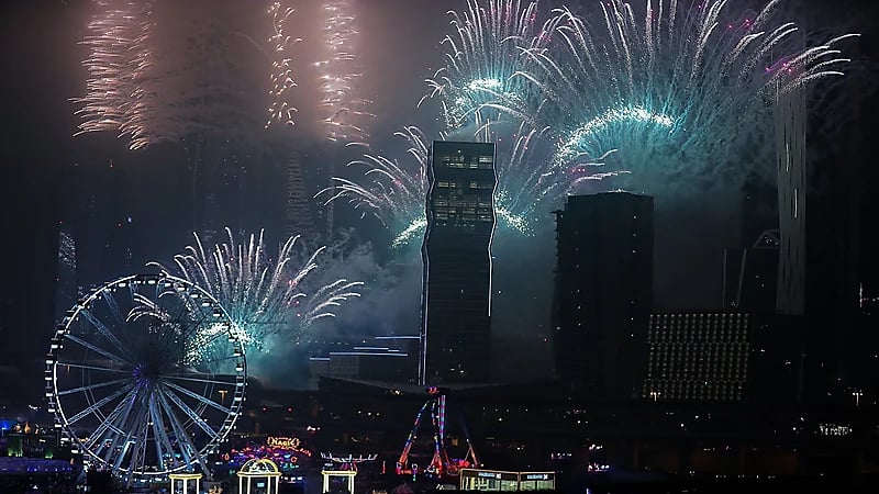 شاهد.. الألعاب النارية تزين سماء الرياض مع دخول العام الجديد