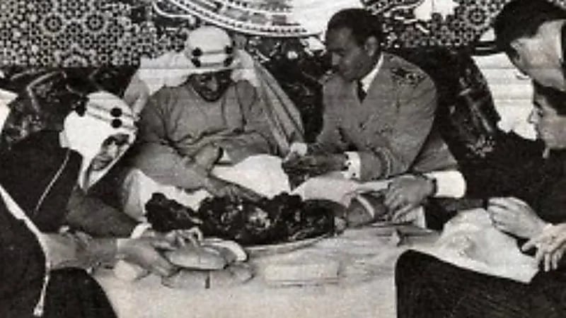 ظهور نادر للملك سعود والملك الحسن وهما يتناولان الغداء في الرباط