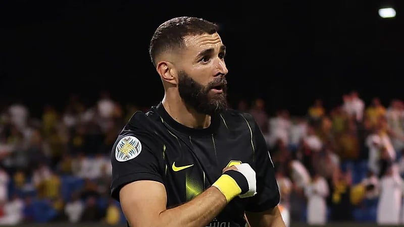 بنزيما يحسم مستقبله ويقترب من تمديد عقده مع الاتحاد