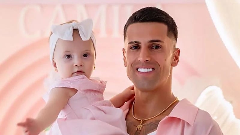 كانسيلو يشارك لحظة عائلية دافئة مع ابنته عبر إنستغرام .. صورة