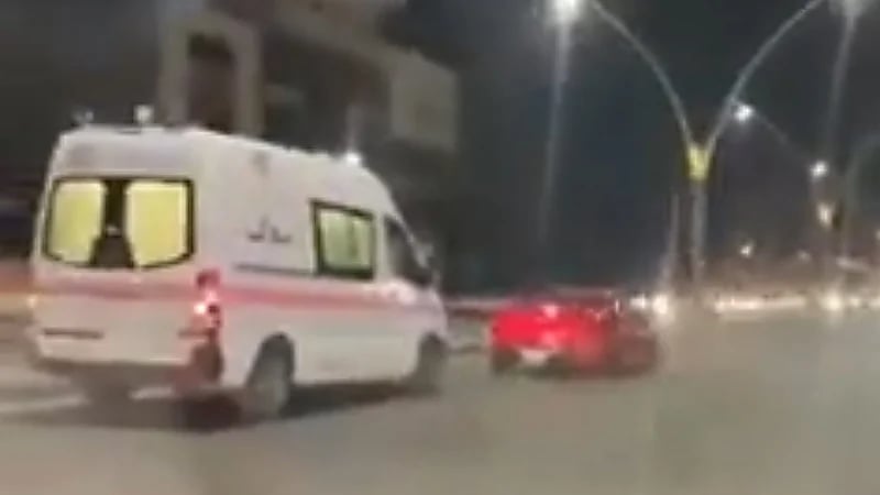 شاهد.. قائد مركبة يعرقل مرور سيارة إسعاف عمدا بالعراق