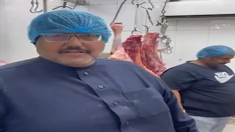 شاهد.. محمد العنزان يروي قصة 40 عامًا في مهنة الجزارة ويوجه نصيحة للشباب