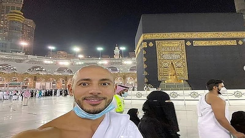 شاهد.. "نور الدين امرابط" يؤدي مناسك العمرة