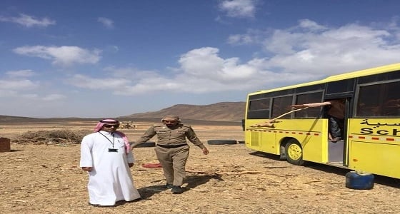 بالصور.. التحفظ على حافلة مدرسية محملة بالحطب في مهد الذهب