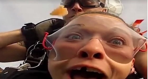 بالفيديو.. موقف محرج لسيدة أثناء القفز بالمظلات