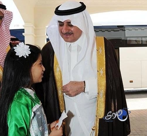 فهد بن سلطان يهدي طفلةً ألقت قصيدة ترحيبية أمامه سيارة ومبلغاً مالياً كبيراً