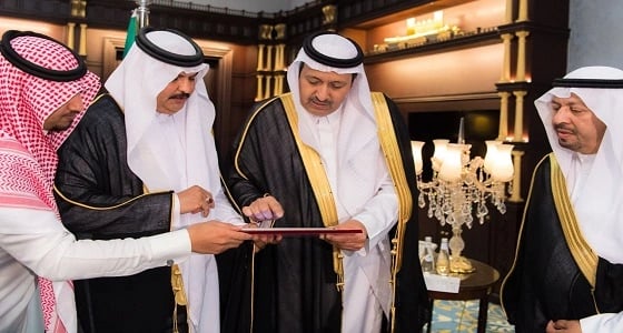 بالصور.. أمير الباحة يتسلم تقريرين منفصلين عن المهرجان الشتوي ومنتدى المخواة الاستثماري