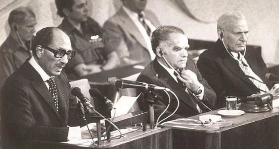 " السادات " لـ " جولدا مائير " : " إنتي أجدع رجل في إسرائيل "