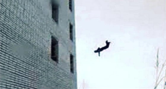 بالفيديو..مشاجرة بين شخصين تنتهي بإلقاء أحدهما للآخر من الطابق الثاني