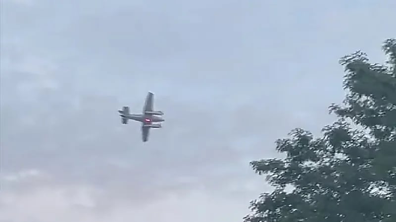 بالفيديو .. قائد طائرة يهدد بتحطيمها في متجر شهير بأمريكا