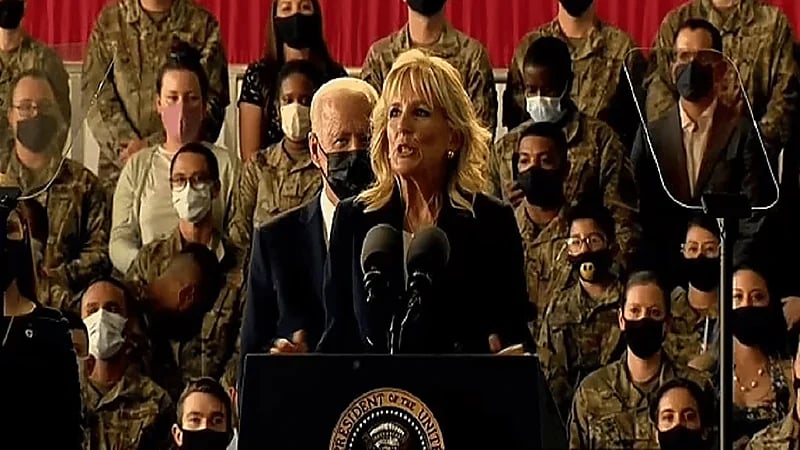 بالفيديو.. جيل بايدن لـ زوجها أثناء حديثها مع القوات الأمريكية: " انتبه "