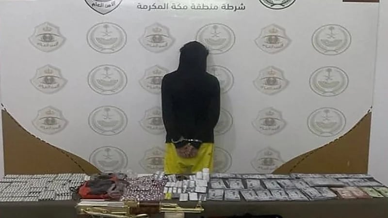 القبض على مروج وضبط مواد مخدرة وأسلحة نارية وذخيرة حية بالطائف