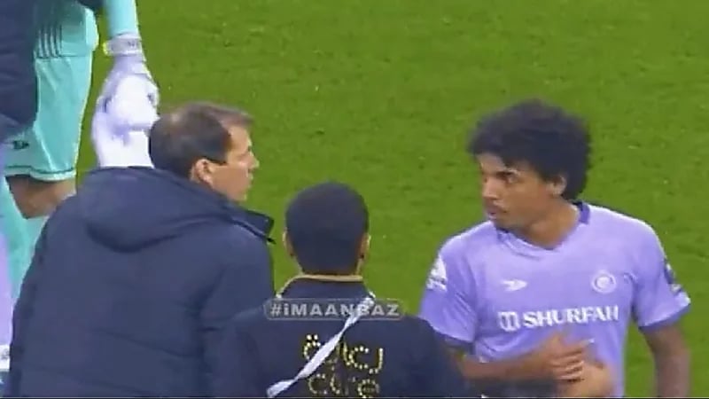 بالفيديو .. تلاسن بين لويس غوستافو مع مدربه