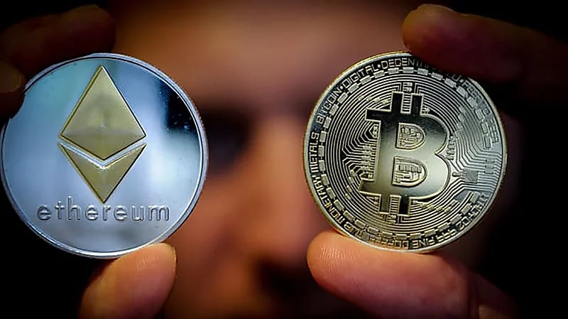 رجل أعمال شهير يستبدل أرصدته من الذهب بـ"البيتكوين" و"الإيثر"