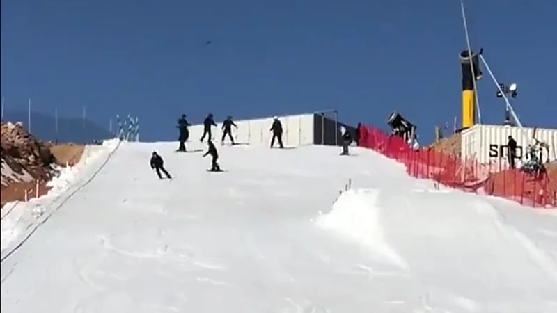 شاهد.. متزلجون على "جليد تروجينا" خلال تجارب إنتاج الثلج