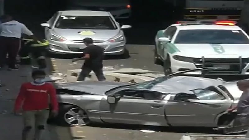 شاهد.. سقوط مفاجئ لمركبة من أعلى طريق الملك فهد بجدة