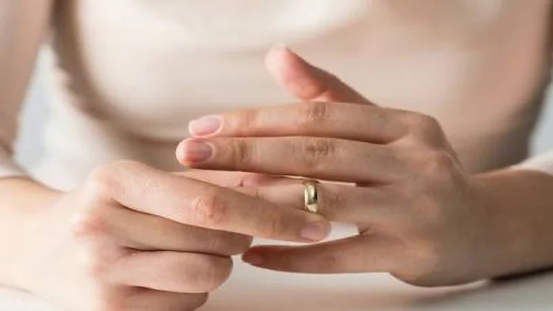 سيدة تقيم دعوى خلع ضد زوجها بسبب فشله في عمله