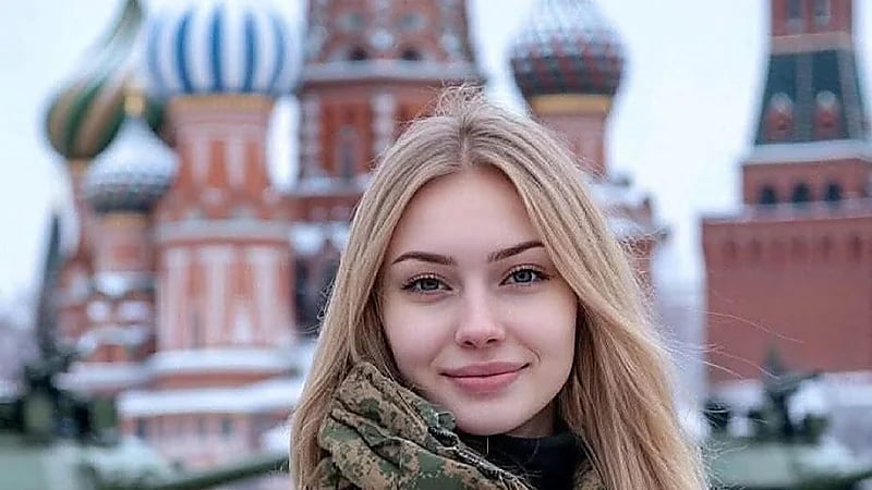 جندية روسية تُخطف الأنظار بأناقتها العسكرية