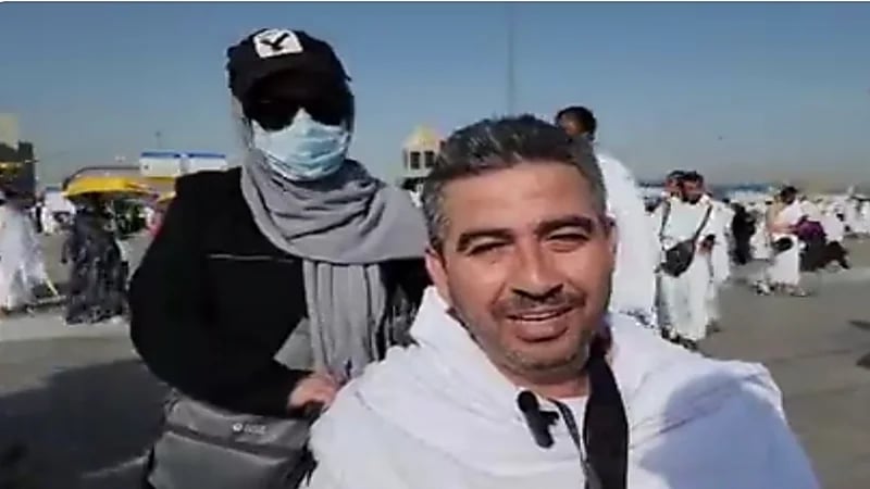 زوجة ترعى زوجها بعد بتر أطرافه الأربعة وتساعده على أداء الحج.. فيديو