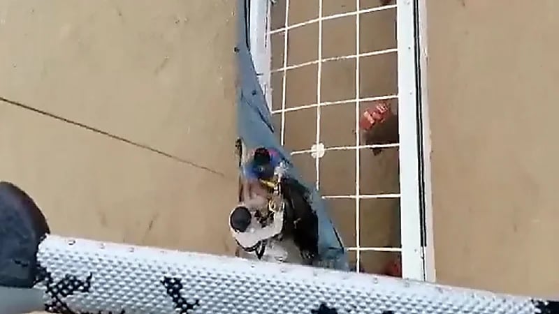 بالفيديو.. لحظة إنقاذ محتجزين بولاية السويق بعمان