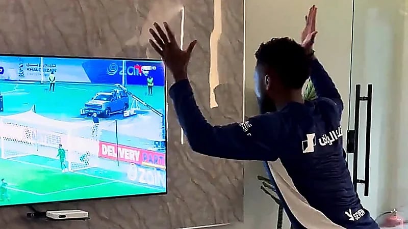 تفاعل لاعبي الهلال مع أهداف الأخضر وفرحتهم بالتأهل .. فيديو