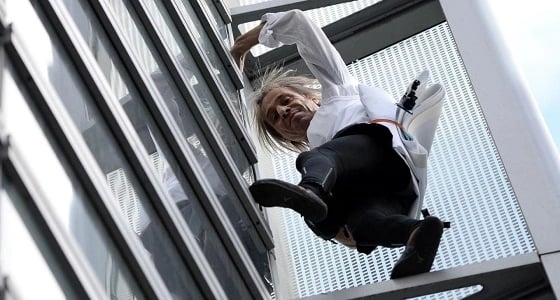 على غرار " الرجل العنكبوت " خمسيني يتسلق ناطحات السحاب