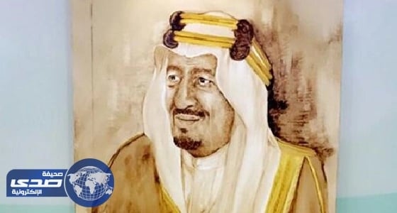 تشكيلية تبدع في رسم "بورتريه" لخادم الحرمين تخطف بها الأنظار بسوق عكاظ