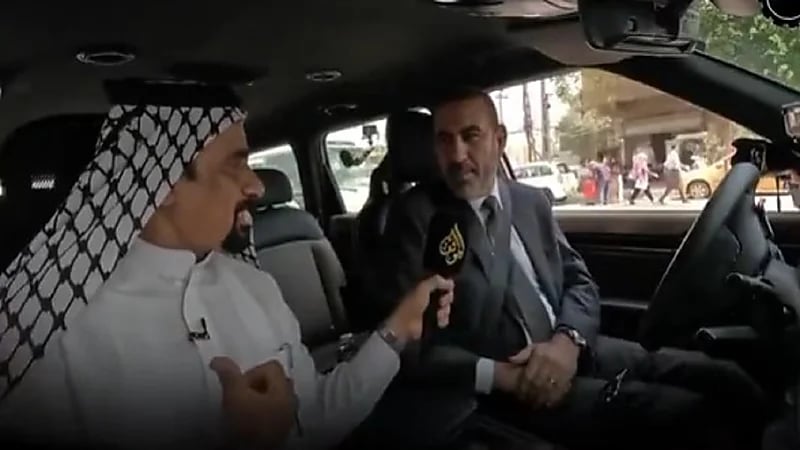 إعلامي يحصل على سيارة كهربائية هدية بسبب لقاء عابر بالشارع .. فيديو