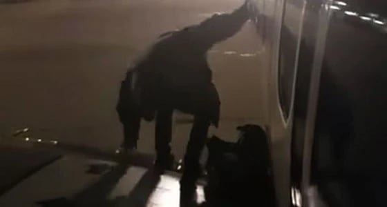 بالفيديو.. مسافر يمل من الانتظار بالطائرة ويخرج من الجناح