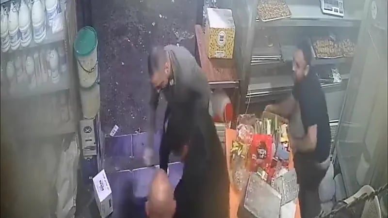 شاهد.. موظفي بلدية يعتدون بوحشية على شبان يعملان في محل